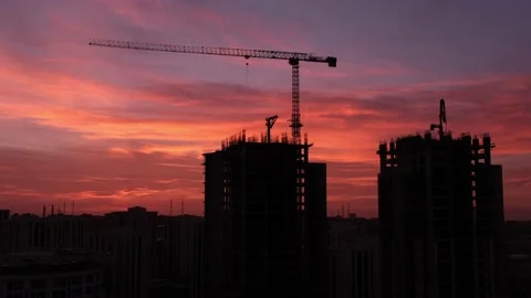 Time lapse of clouds and a building under construction at sunset Vídeos de archivo 148424259