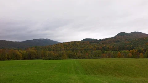 Time Lapse Clouds and mist rush over foliage mountains Vídeo Stock 96262362