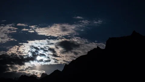 Time lapse of clouds and the moon Vidéo 121962209