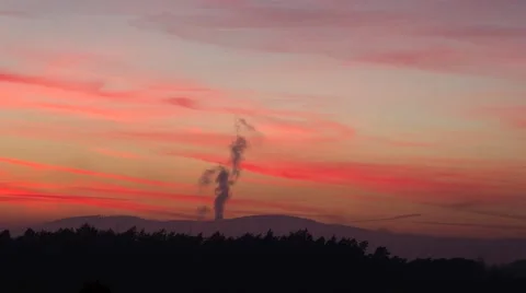 Time Lapse Clouds and pulling a smoking chimney 動画素材 40337170