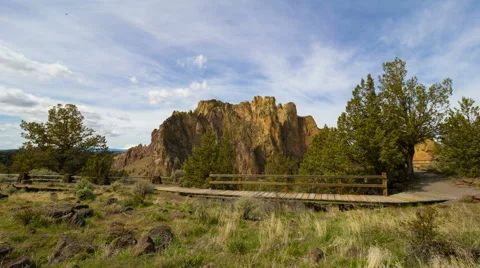 Time Lapse of Clouds and Rock Climbing Over Smith Rock in Central Oregon 動画素材 49509390