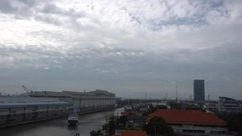 Time lapse clouds and the ship activity in the Kalimas river Surabaya 스톡 동영상 232469674