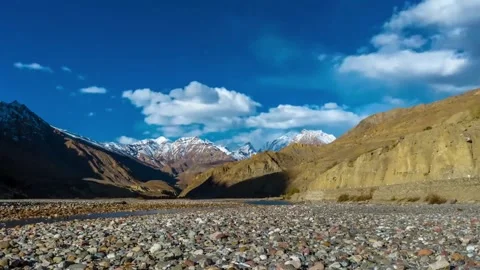 Time lapse of clouds and snow clad mountains while blue sky Video stock 171553751