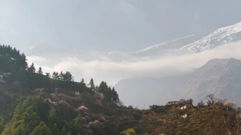 Time lapse of clouds and snowy mountains in the Nepal himalayas near Jomsom Video stock 258425552