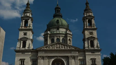 Time lapse of clouds and St. Stephen basilica in Budapest Video stock 67569528