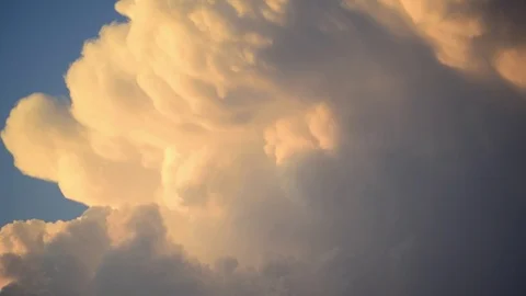 Time lapse of clouds and thunderstorm near sunset forming and passing. 库存影片 117940725
