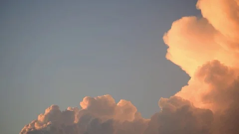 Time lapse of clouds and thunderstorm near sunset forming and passing. Vídeos de archivo 117940798
