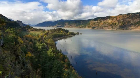 Time Lapse of Clouds and Water Reflection in Columbia River Gorge in Portland OR 스톡 동영상 56620437