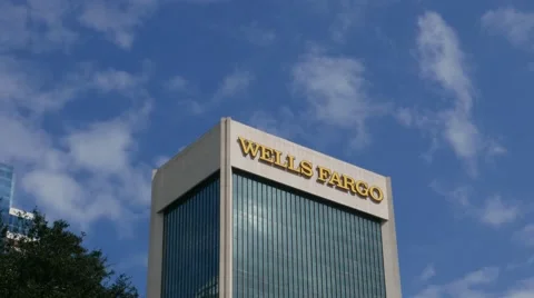 Time lapse of clouds behind the Wells Fargo Building in downtown Jacksonville Stock Footage 68926609