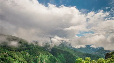 Time lapse of clouds billow in the blue sky - long shot Video stock 50896943