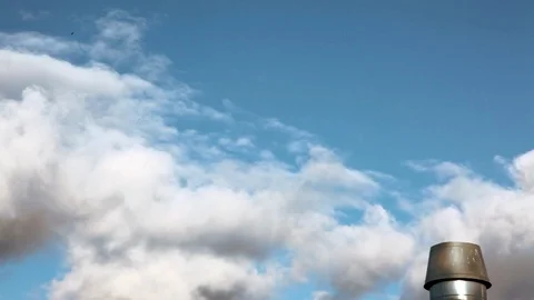 Time lapse of clouds in a blue sky with a chimney Video stock 106539221