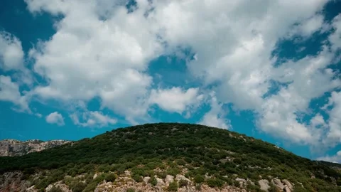 Time lapse of clouds on a blue sky flying over mountain Vídeo Stock 231028017