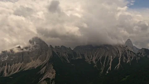 Time lapse clouds at bosconero mountain group dolomites Vidéo 77024183