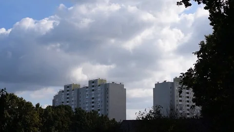 Time lapse of clouds bubbling and boiling over apartment blocks Video stock 87857274