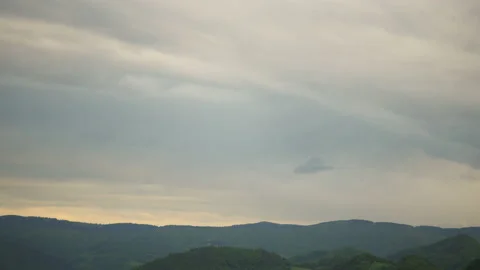 Time lapse of clouds crossing green field in background Stock-Footage 168666754