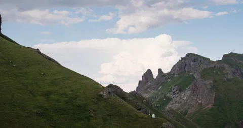 Time lapse of clouds in dolomiti mountains, Val di Fassa 動画素材 64592024