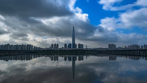 Time lapse of clouds in downtown and Reflection in Seoul, South Korea Video stock 94327913