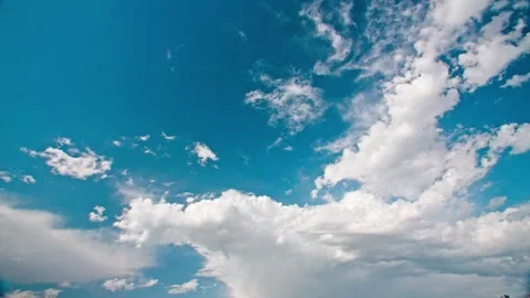 Time-lapse of clouds drifting across the sky Video stock 257891908