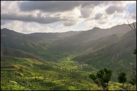 Time lapse of clouds drifting over valley with sun rays Stockbeeldmateriaal 91138620