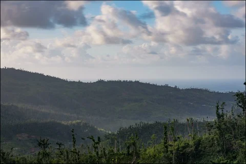 Time lapse of clouds drifting over mountain ridge Stockbeeldmateriaal 91139536
