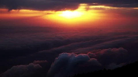 Time Lapse Of Clouds During A Colorful Sunset Stockbeeldmateriaal 83789139