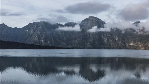 Time lapse of clouds floating above the Rinjani crater lake Stockbeeldmateriaal 86282448