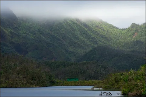 Time lapse of clouds floating over mountains behind a lake Stockbeeldmateriaal 91141715