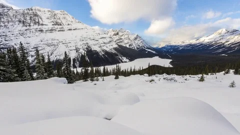 Time lapse clouds flowing above Peyto Lake on a snowy winter day Video stock 85081974