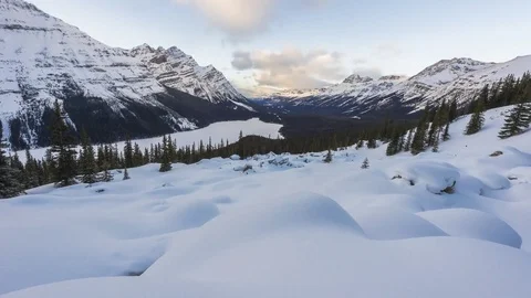 Time lapse clouds flowing above Peyto Lake on a snowy winter day Video stock 85086942