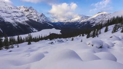 Time lapse clouds flowing above Peyto Lake on a snowy winter day Video stock 85092024