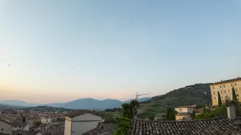 Time lapse of clouds flowing above Spoleto, Umbria, Italy Vídeo Stock 338297676