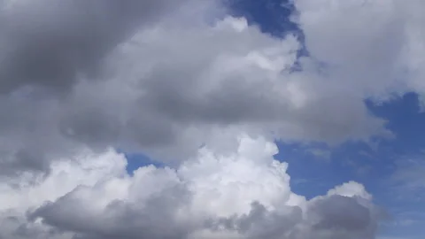 Time-lapse of Clouds Flowing from Foreground to Background Video stock 327609390