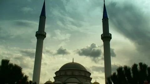 Time lapse clouds flowing past twin minaret mosque 5 Video stock 573691