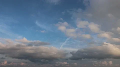 Time lapse clouds flying fast in beautiful sunlight Vídeos de archivo 160861718