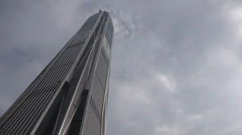Time lapse clouds flying over Ping An tower, skyscraper, Shenzhen, China 스톡 동영상 60701283