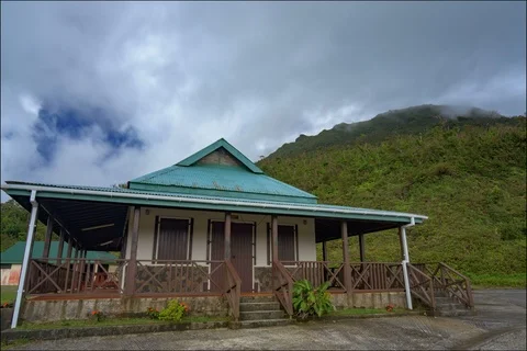 Time lapse of clouds flying over mountaintop Stockbeeldmateriaal 91144996