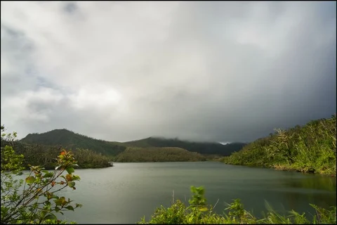 Time lapse of clouds flying over lake Stockbeeldmateriaal 91149956