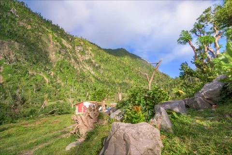 Time lapse of clouds flying over old cottage Stockbeeldmateriaal 91161807