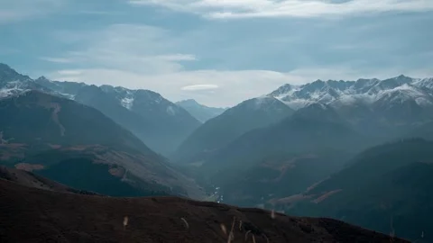 Time lapse of clouds flying over rocky mountains Vídeos de archivo 259627265