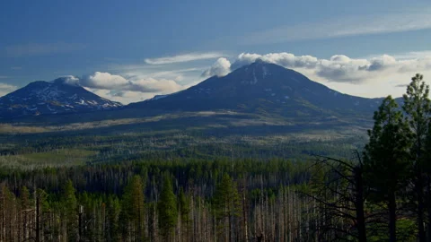 Time Lapse of clouds forming over the Three Sisters mountains in Oregon Видео 329142925