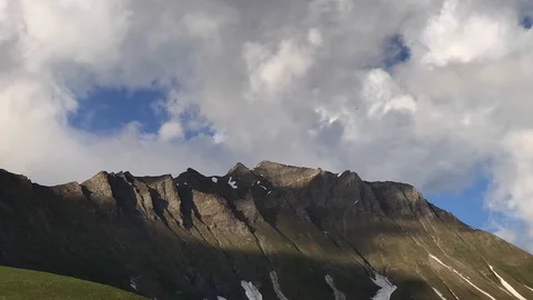 Time-lapse of clouds go over mountainside. Cloudy sky, Georgia. Caucasus. Vídeo Stock 115530527