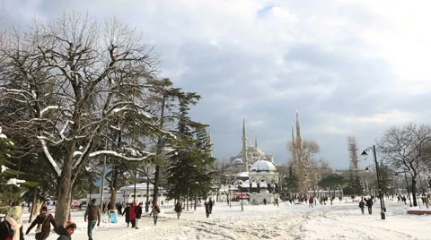 Time lapse clouds moving across the blue sky with Blue Mosque Видео 47619865
