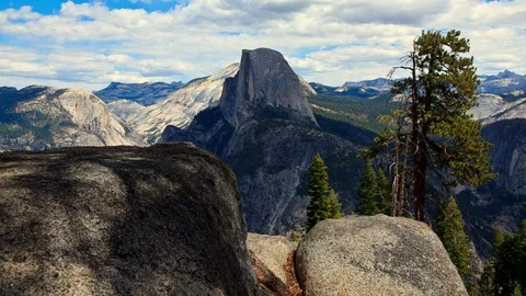 Time Lapse of the clouds moving behind Half Dome in Yosemite National Park Video stock 116419821