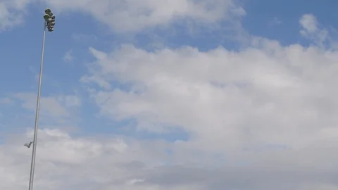 Time lapse of clouds moving by a light pole Video stock 106593093