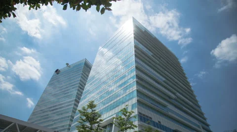 Time Lapse - Clouds Moving Over Skyscraper Office Building 库存影片 51388654