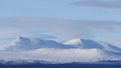 Time lapse of clouds moving over snow covered mountains in Norway Vídeos de archivo 74692364