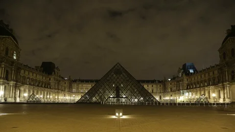 Time-lapse of clouds moving over the Louvre Pyramid at night Vídeo Stock 106150440