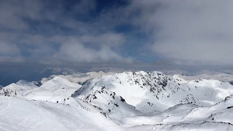 Time lapse of clouds moving over snow mountains. Vidéo 106293102
