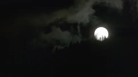 Time-lapse of clouds moving over a full moon Stock Footage 113235622