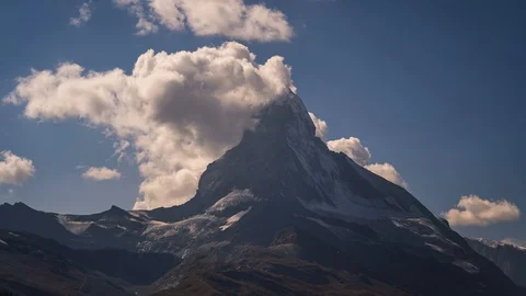 Time lapse of clouds moving over the Matterhorn mountain peak Switzerland. Vidéo 114233784